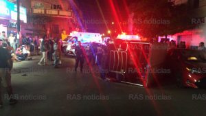 Image result for Auto impacta auriga y la vuelca en la Zaragoza; una familia sale lesionada