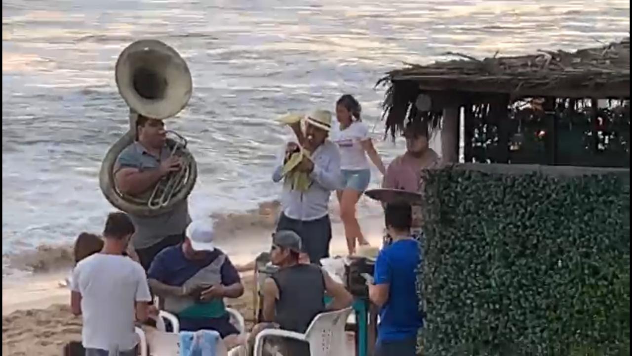 Ya suena la banda en balnearios de Mazatlán; turistas se divierten con la  música regional – Reporteros Asociados